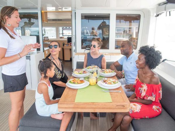 catamaran_oui_cheri_cockpit_dining